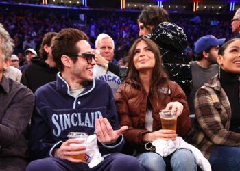 Pete Davidson y Emily Ratajkowski confirmaron su romance en su primera cita pública en un juego de la NBA