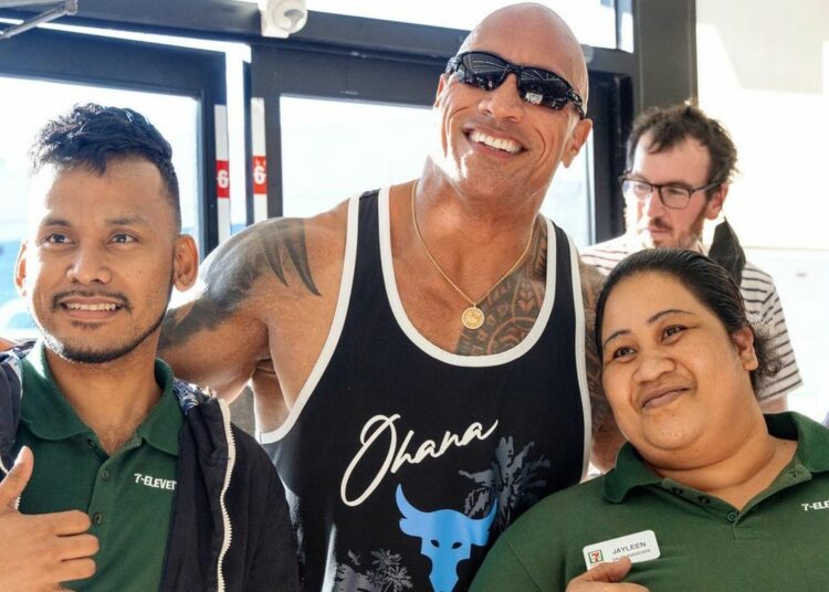 Dwayne Johnson compra todos los Snickers de una tienda para compensar los que robó en la adolescencia
