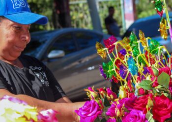 Familias visitan cementerios previo al Día de los Difuntos