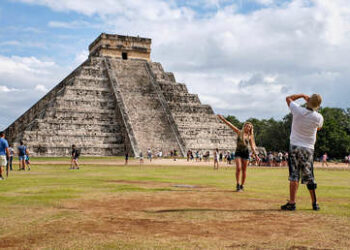 ‘Lady Chichén Itzá’: Una mujer sube a la pirámide de Kukulkán pese a restricción y es abucheada