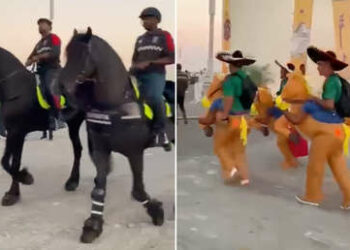 (VIDEO) Una patrulla de hinchas mexicanos escolta ‘a caballo’ a la Policía montada en Qatar