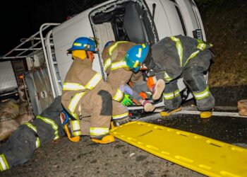 Bomberos rescatan a hombre que quedó atrapado tras fuerte accidente de tránsito