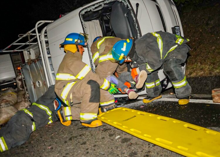 Bomberos rescatan a hombre que quedó atrapado tras fuerte accidente de tránsito