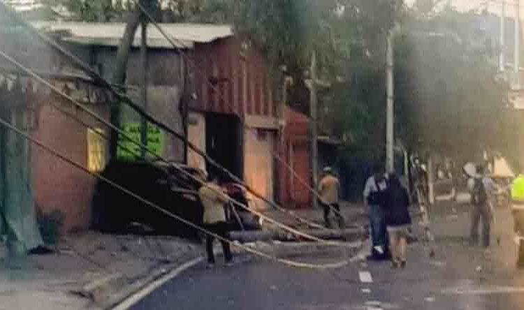 Conductor se queda dormido y choca contra poste en San Salvador