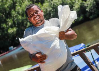 Ministerio de Agricultura entrega paquetes alimentarios a pescadores en Ahuachapán