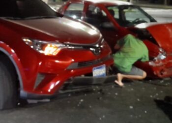 Conductor se pasó semáforo en rojo por dormirse al volante y ocasiona accidente