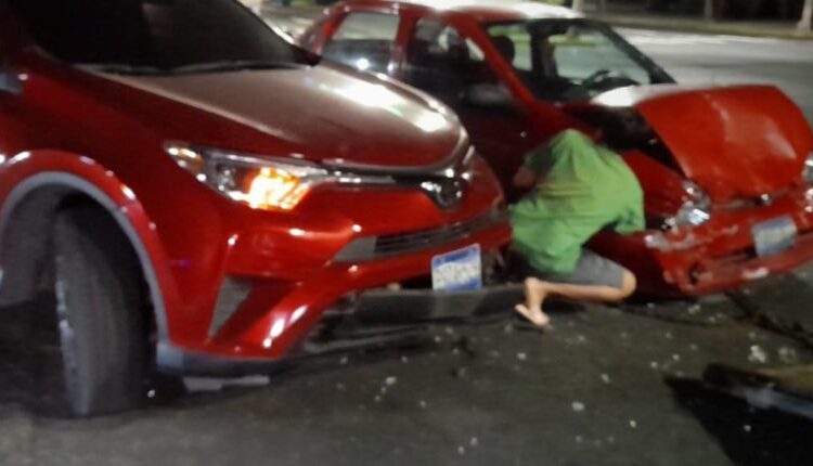 Conductor se pasó semáforo en rojo por dormirse al volante y ocasiona accidente