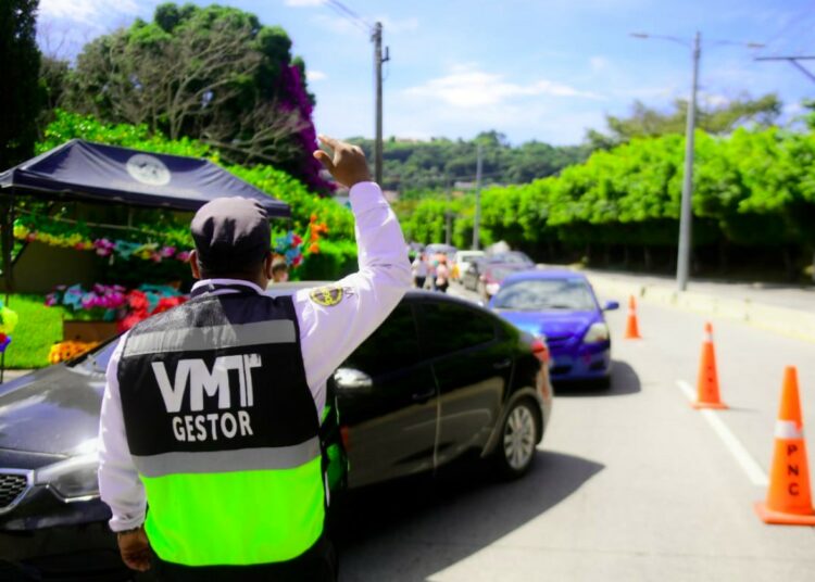 VMT lleva a cabo controles vehiculares en carreteras y en entradas a cementerios