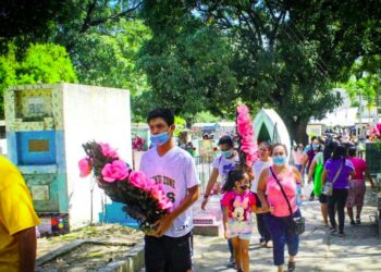 FOTOS | Familias salvadoreñas conmemoran el Día de los Difuntos en cementerios de la capital