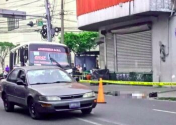 Adulto mayor pierde la vida tras ser arrollado por microbus de la ruta 29-F en San Salvador