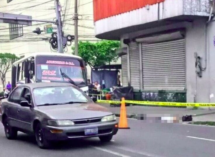 Adulto mayor pierde la vida tras ser arrollado por microbus de la ruta 29-F en San Salvador