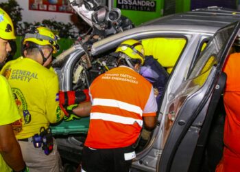 Aparatoso accidente de tránsito deja dos personas lesionadas en San Salvador esta madrugada