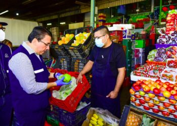 Defensoría vigila precios en productos de la canasta básica en Mercado de Mayoreo La Tiendona