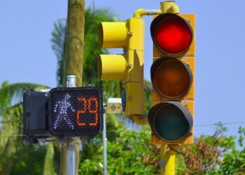 2 mil semáforos inteligentes serán colocados a inicios de 2023 en 300 intersecciones a nivel nacional