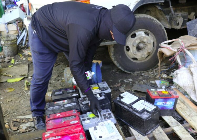 Allanan seis establecimientos que vendían ilegalmente una marca de baterías para carros