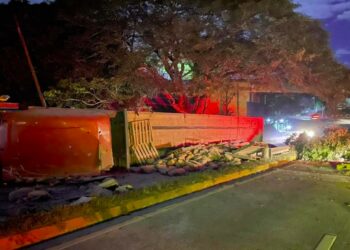 FOTOS | Rastra que transportaba cemento volcó en carretera a Comalapa y deja una persona lesionada esta madrugada