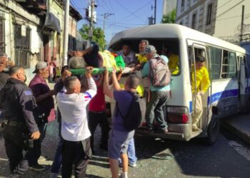 Choque entre microbús de la ruta 24 y 38 deja ocho lesionados sobre la 5a calle oriente, en el centro de San Salvador