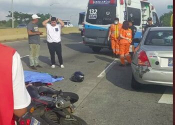 Motociclista pierde la vida tras impactar con vehículo en la autopista Monseñor Romero