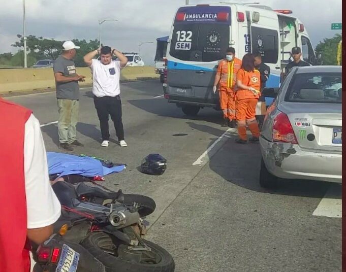 Motociclista pierde la vida tras impactar con vehículo en la autopista Monseñor Romero