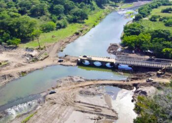 Avanzan trabajos de rehabilitación sobre estructura del puente en río Titihuapa