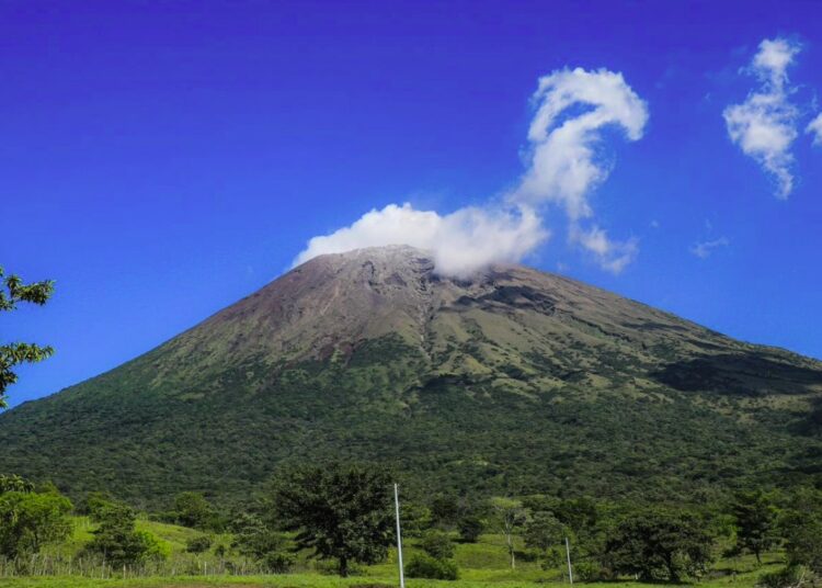 Aviso preventivo para San Miguel y Usulután por actividad del volcán Chaparrastique