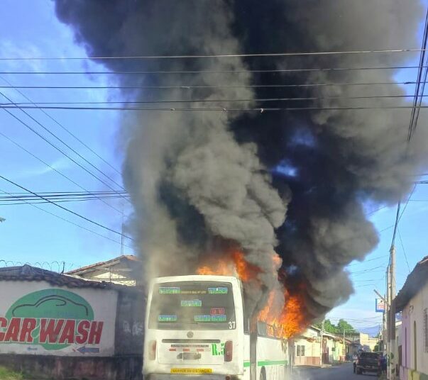 GALERÍA | Bomberos atendieron incendio que consumió autobús de la ruta 5 en San Miguel