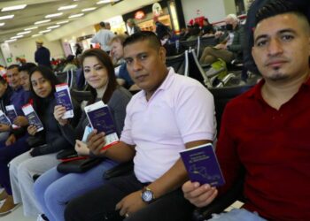 Nuevo contingente de salvadoreños parte con destino a Canadá bajo el programa Migración Laboral