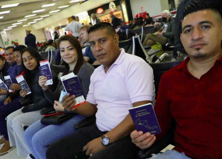 Nuevo contingente de salvadoreños parte con destino a Canadá bajo el programa Migración Laboral