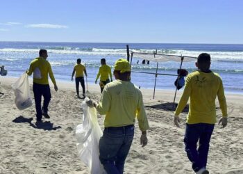 Más de 80 reos en fase de confianza realizan jornadas de limpieza en playas Las Flores y el Cuco, en San Miguel