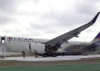 Avión de Latam en Perú se estrella contra camión de bomberos y se incendia