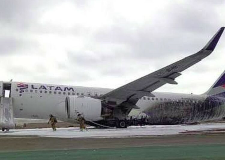 Avión de Latam en Perú se estrella contra camión de bomberos y se incendia