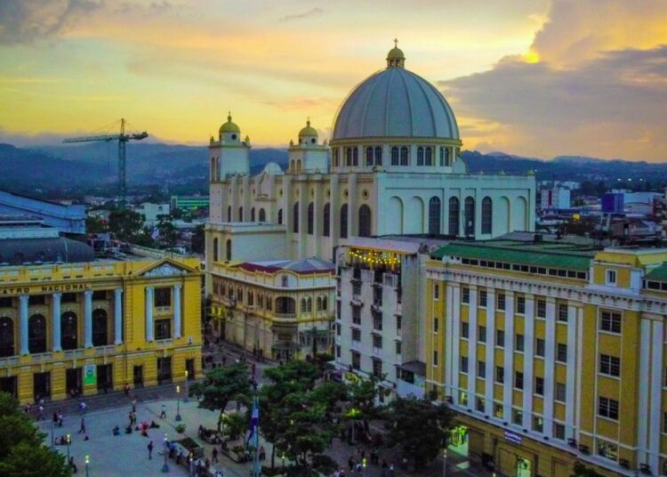 Un 70% del comercio informal en San Salvador será reordenado durante el 2023