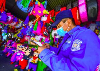 Alcaldía advierte a piñaterías de la Av. España a no obstaculizar aceras con sus productos