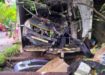 Aparatoso accidente entre rastra y vehículo deja dos muertos y un lesionado sobre autopista a Comalapa