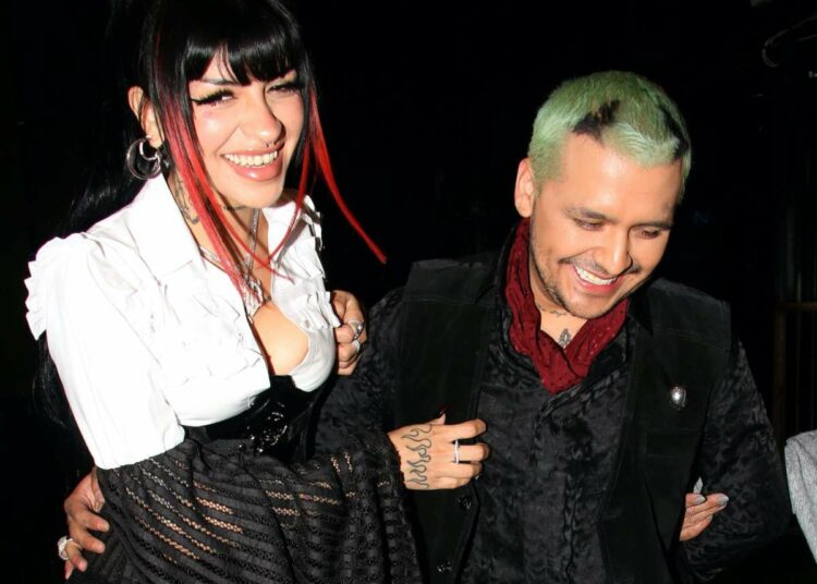 Christian Nodal le regaló un anillo de diamantes a Cazzu