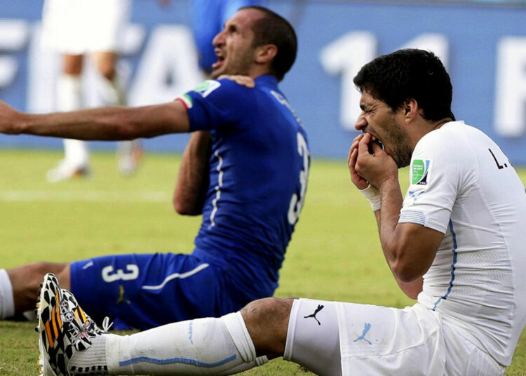 Polémicas mundialistas: el mordisco a Chiellini en Uruguay-Italia del 2014 que impulsó la “ley Suárez” en el fútbol