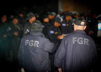 Fuerte operativo de la FGR permite la detención de estafadores y extorsionistas
