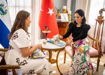 Primera Dama Gabriela de Bukele se reúne con embajadora de Turquía