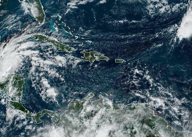 Lisa se convierte en huracán antes de tocar tierra en Belice