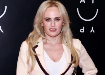 Rebel Wilson rinde homenaje a la reina Isabel con el nombre de su primera hija