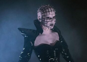 Belinda se disfraza como Pinhead de «Hellraiser» para Halloween
