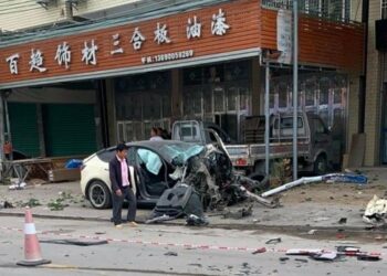 (VIDEO) Vehículo Tesla acelera a gran velocidad cuando intentaba estacionar: deja 2 muertos y 3 heridos