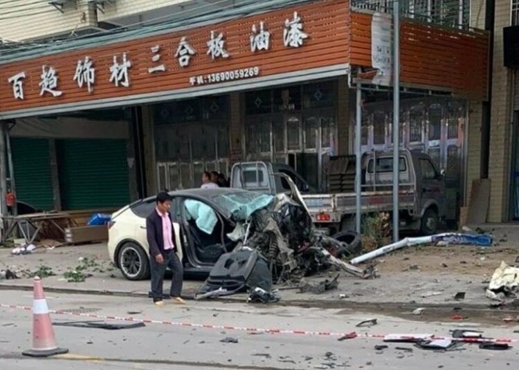 (VIDEO) Vehículo Tesla acelera a gran velocidad cuando intentaba estacionar: deja 2 muertos y 3 heridos