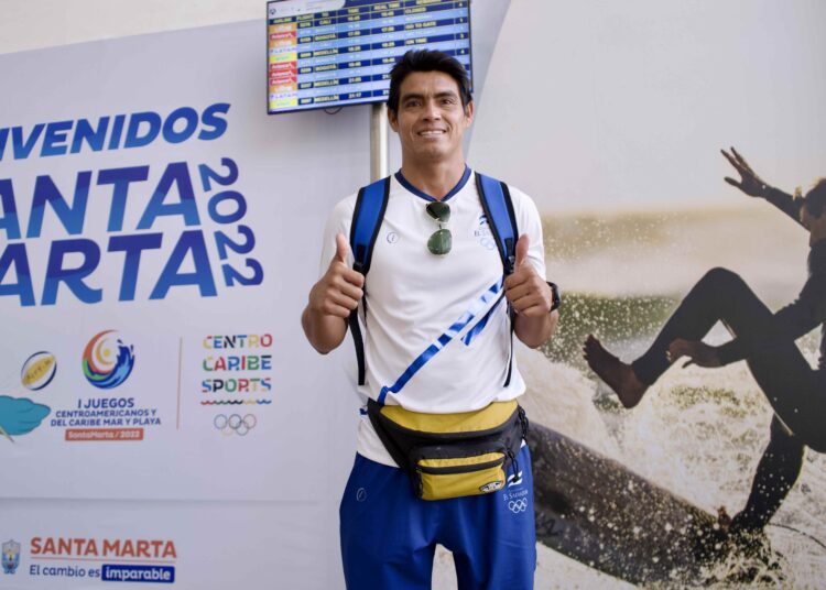 Surfista Ramos, primer atleta salvadoreño en arribar a Santa Marta