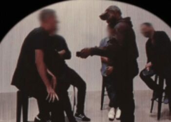 Kanye West mostraba fotografías explícitas y videos sexuales de Kim Kardashian en reuniones de trabajo