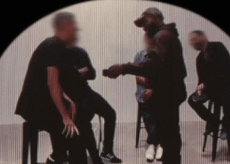 Kanye West mostraba fotografías explícitas y videos sexuales de Kim Kardashian en reuniones de trabajo