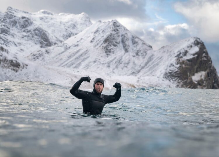 Chris Hemsworth cuelga la capa de Thor para desafiar su cuerpo en nueva serie de Disney+