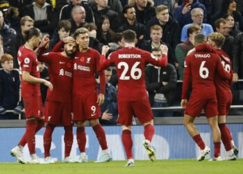 Los dueños del Liverpool anunciaron que el club está en venta