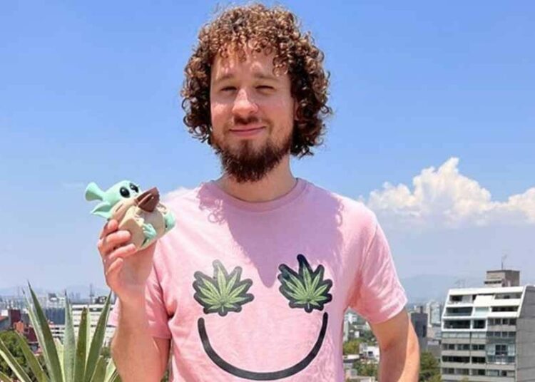 Luisito Comunica desafía la censura con foto sin ropa