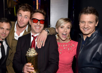 El elenco de Avengers se burló de la portada de Chris Evans como el hombre más sexy del mundo